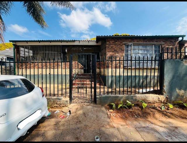8 BEDROOM HOUSE FOR SALE IN BEZUIDENHOUT VALLEY